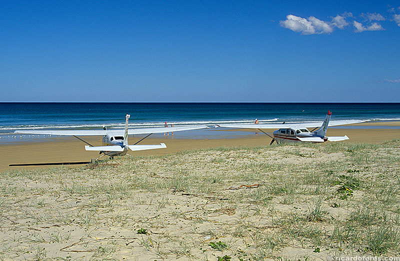 A praia de areia dura serve como pista de pouso.