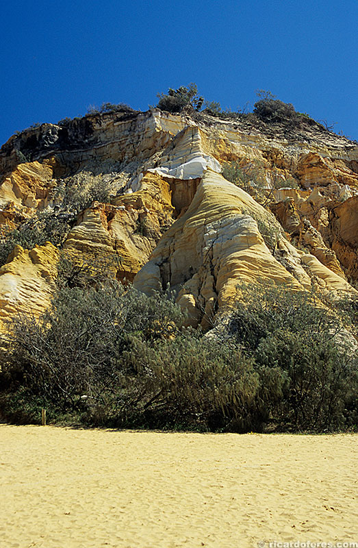 Em The Pinnacles é possível ver os diferentes tons de areia revelados pela erosão.