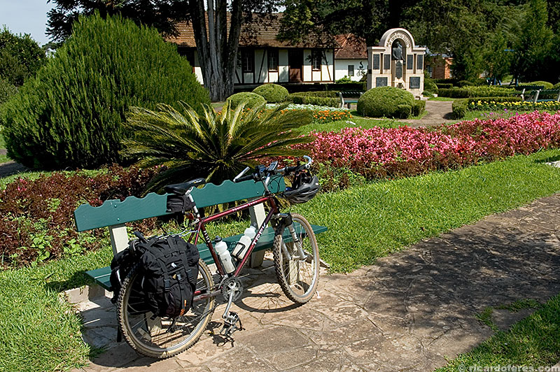 Bicicleta carregada para a viagem na praça Theodoro Amstad