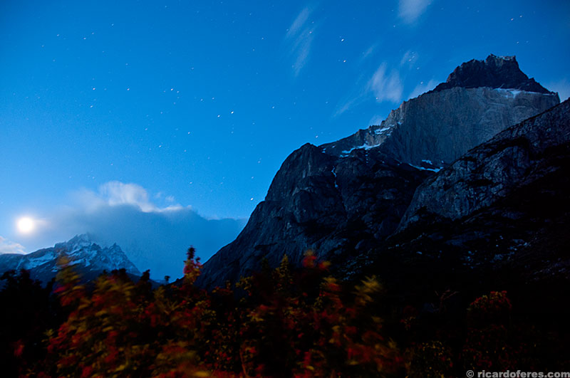 Paine Grande e Cuernos del Paine iluminados pela lua