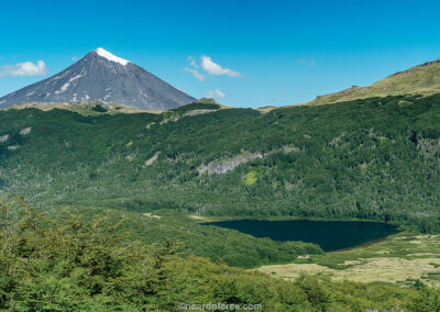 Vulcão Lanín (2.847 m) e Laguna Las Avutardas, Parque Nacional Villarrica, Chile. Foto com 28 cm x 19 cm.
