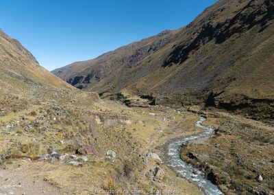 A trilha segue por alguns quilômetros na Quebrada Alpamayo, junto ao rio, em uma leve descida.